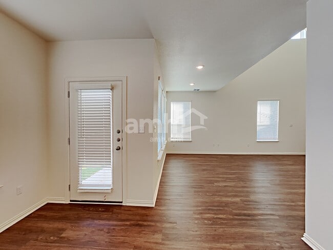 Foto del edificio - 2710 Lillybrook Ln