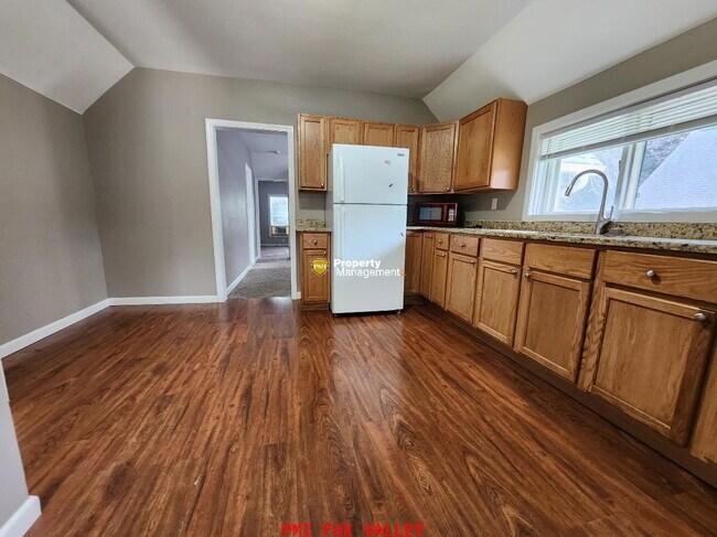 Foto del edificio - 2 Bedroom Upper