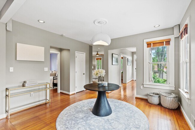 Foto del edificio - Spacious Kent Home | 6 Bed | 4 Bath | 4,000 Sf | Front Porch + Backyard | Detached 4-Car Garage