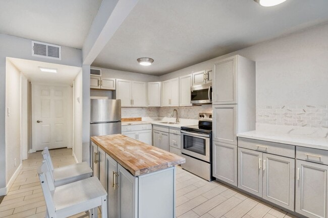 Foto del edificio - Upgraded 1 Bedroom Condo Near Freeway with Community Pool