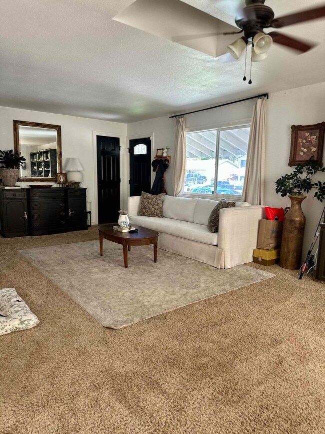 Building Photo - Charming 4 Bedroom Home w/ A/C in Security