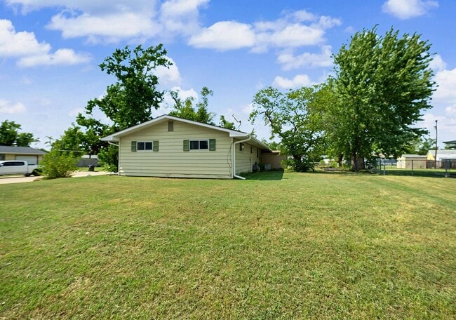 Building Photo - 2021 Kenny Ave