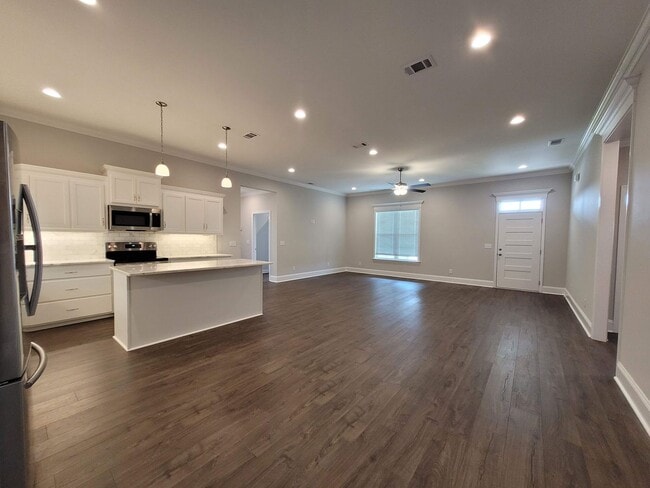 Building Photo - Luxurious Living: Spacious 4 Bedroom Home ...