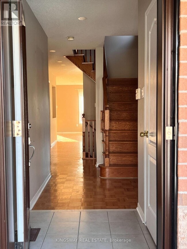 Building Photo - 102 Lucena Crescent