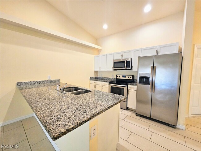 Foto del edificio - 904 Nelson Rd N