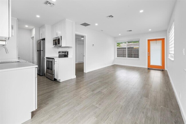 Foto del edificio - 831 NE 40th St