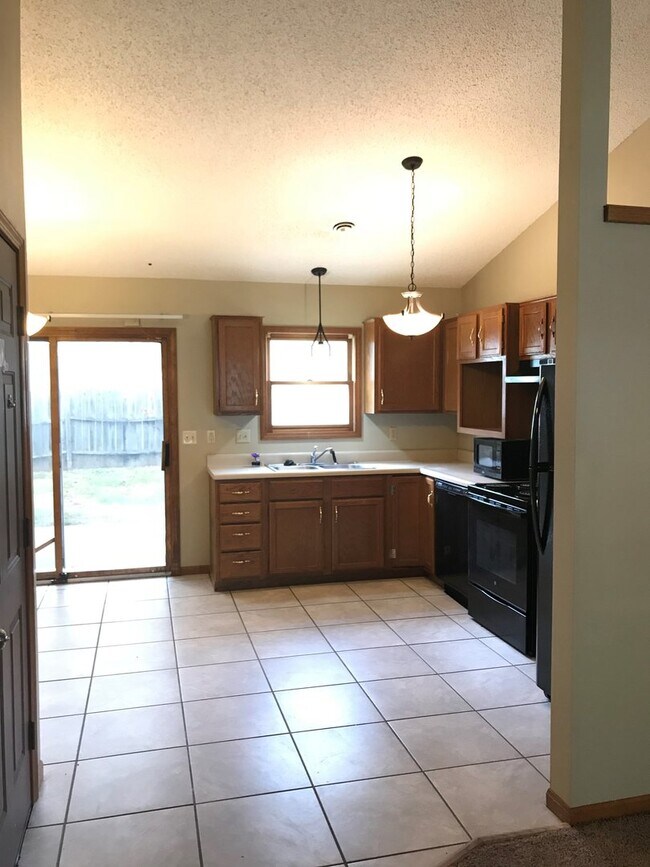 Building Photo - TALL CEILINGS! GREAT LOCATION!