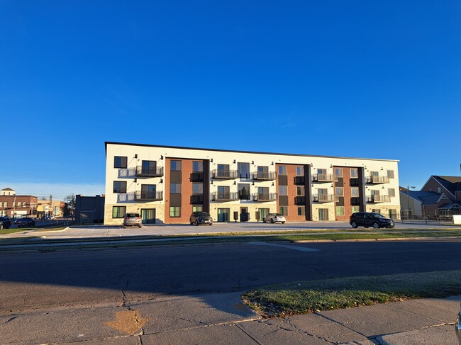Building Photo - 414 W Phillip Ave