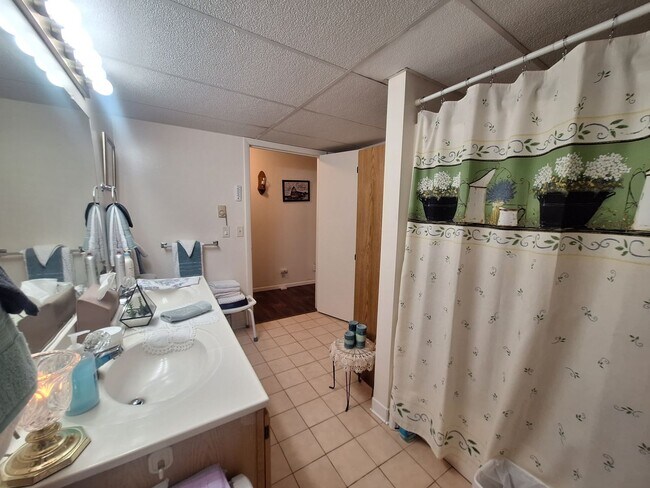 Foto del edificio - LARGE 3 Bedroom Apartment - AVAILABLE SEPTEMBER