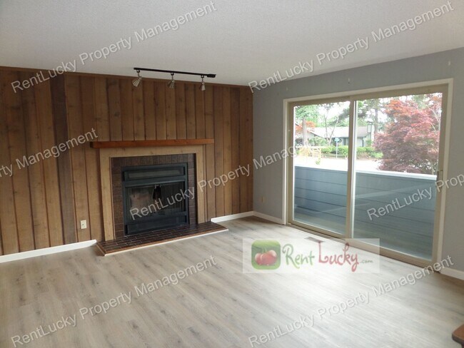 Building Photo - Wonderful & Updated 3-Bedroom Home w/Custom Chicken Coop in Redmond FOR RENT!!