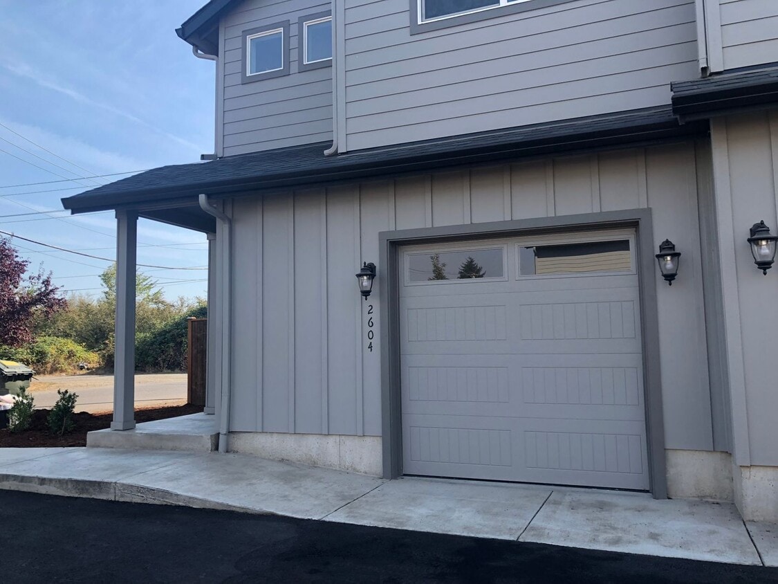 Newer 3 bedroom, 2.5 bath duplex in desirable neighborhood! - Newer 3 bedroom, 2.5 bath duplex in desirable neighborhood!