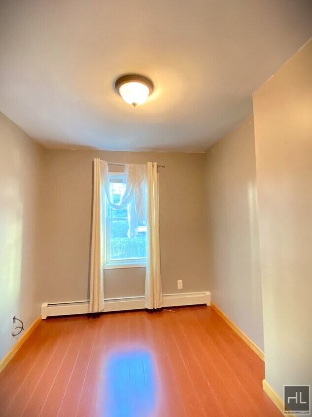 Building Photo - 1 Bedroom Utilities included.  Ditmars Ste...