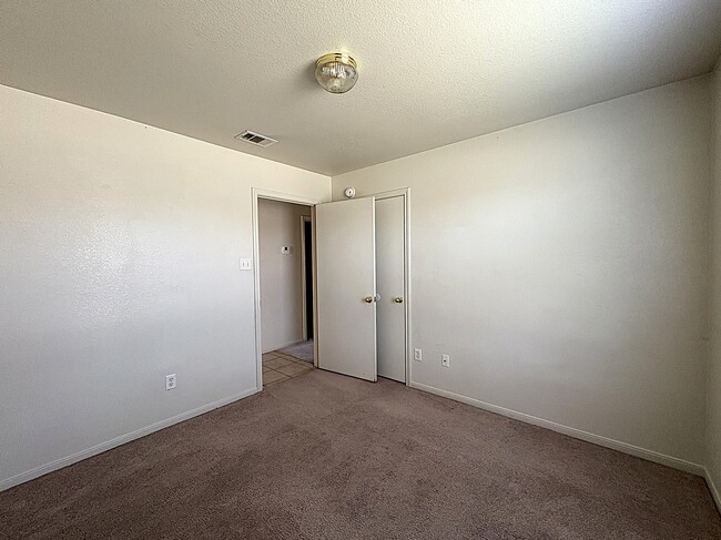 Building Photo - 509 Primrose Dr