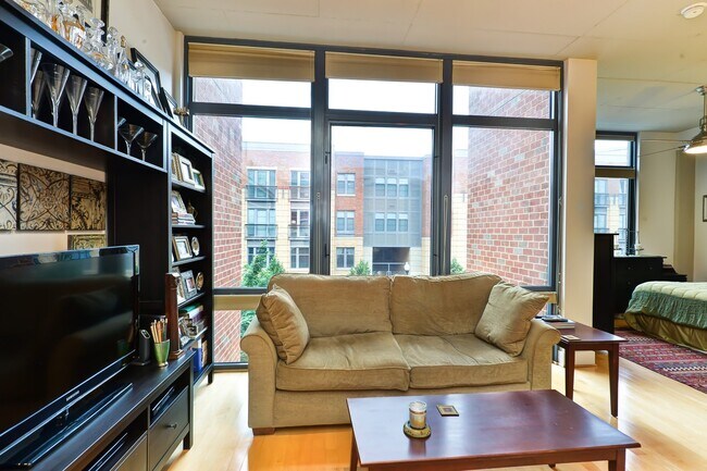 Foto del edificio - Gorgeous Light Filled 1Br Blocks to King St Metro