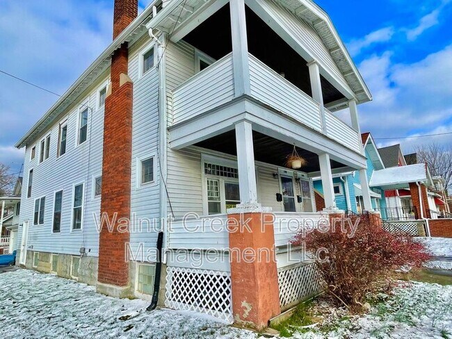 Foto del edificio - 1184 W 8th St