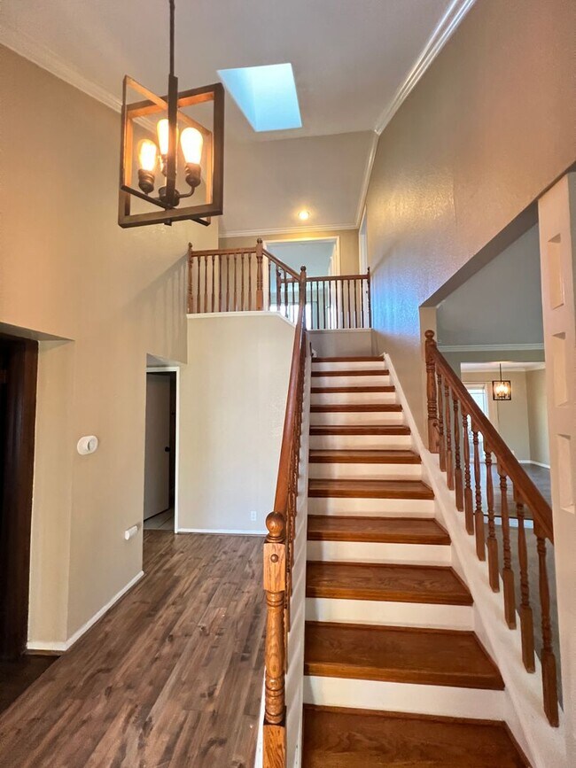 Foto del edificio - On Quiet Cul De Sac: 4 Bedroom 2.5 Bath Two Story Pool Home,