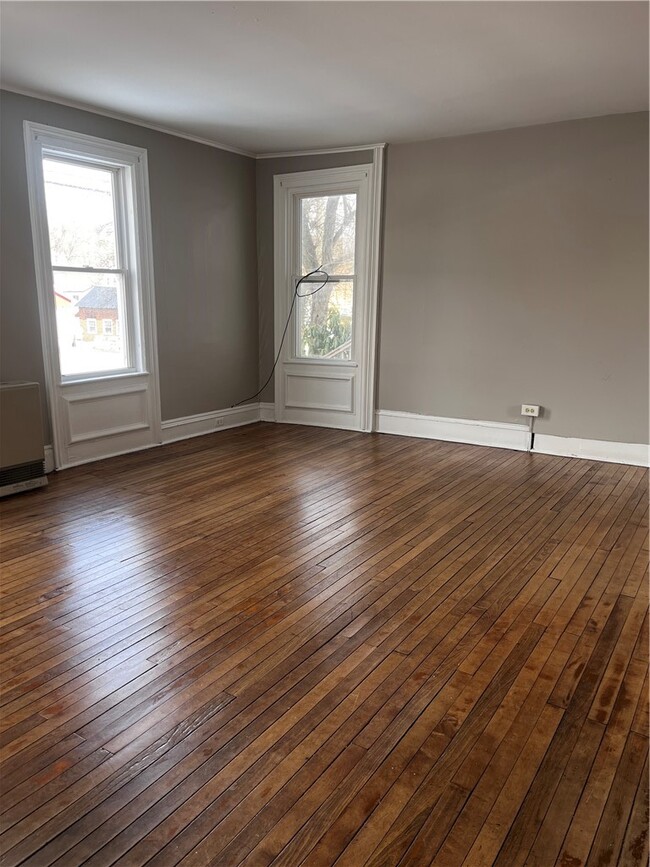 Building Photo - 114 E Main St