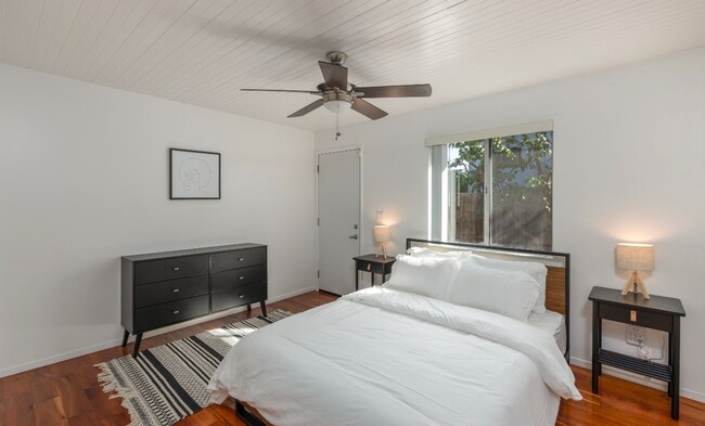 Building Photo - Fully Furnished + Stocked 2bed 1 bath Cent...