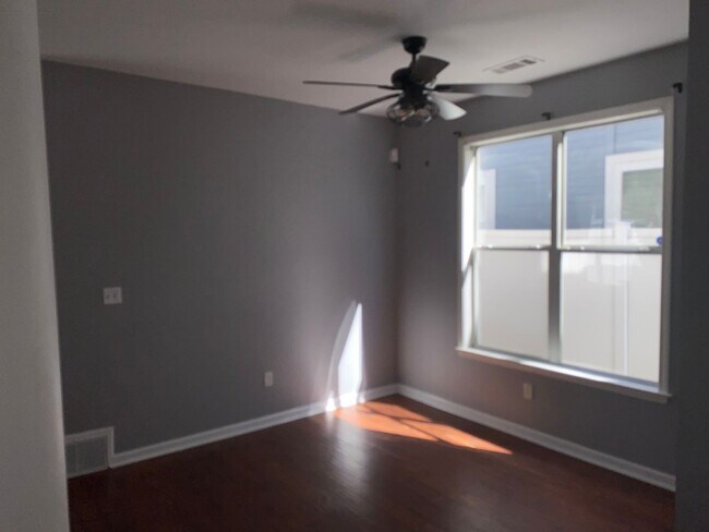 Foto del edificio - Rare home on the island! Large fenced in back yard! Pets are allowed. Owner will manage.