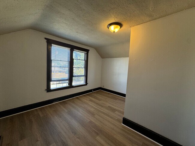 Foto del edificio - Everett Street Duplex