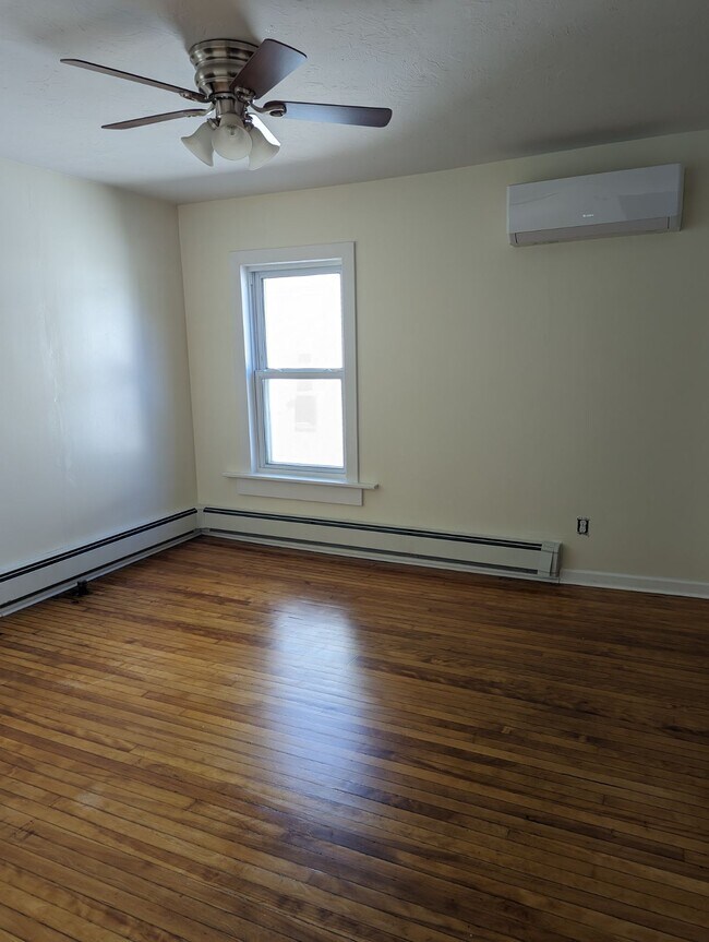 Bedroom - 6 Freeland St