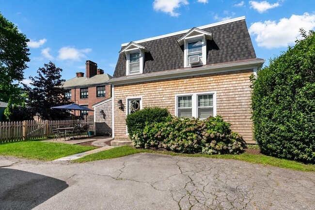 Building Photo - 147 Evarts St