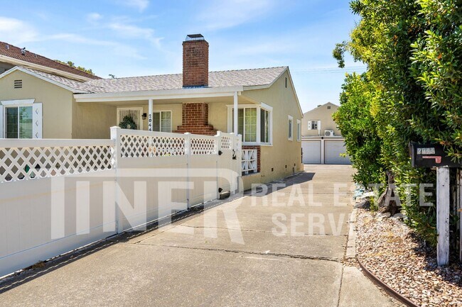 Building Photo - 2044 20th Ave