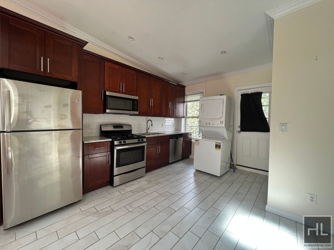 Primary Photo - NO FEE/LOFT/HIGH CEILINGS/SKYLIGHTS/DISHWA...