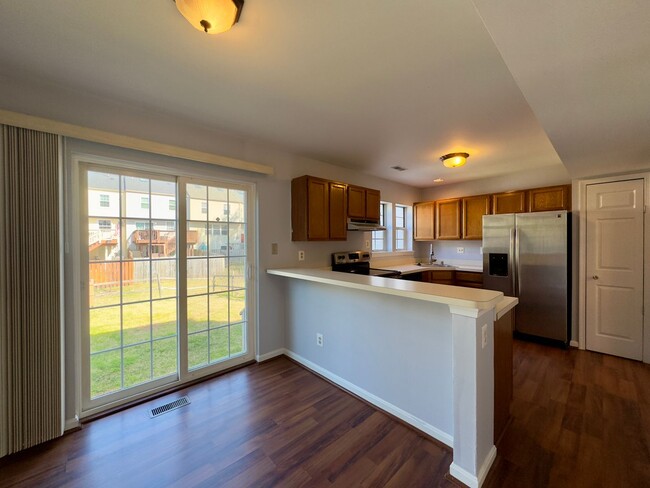 Building Photo - Spacious 3-Bedroom Townhome with Modern Am...