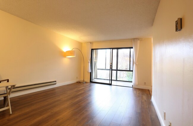 Foto del edificio - Large 1bd 1ba with enclosed Balcony at Res...