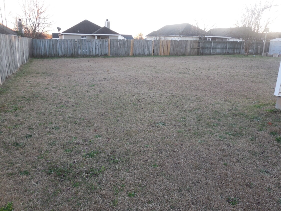 Large backyard with outdoor storage - 305 Chadwyck Cir