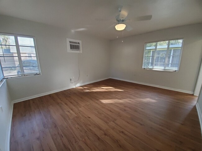 Building Photo - Cute Studio Duplex in Downtown Sarasota Av...