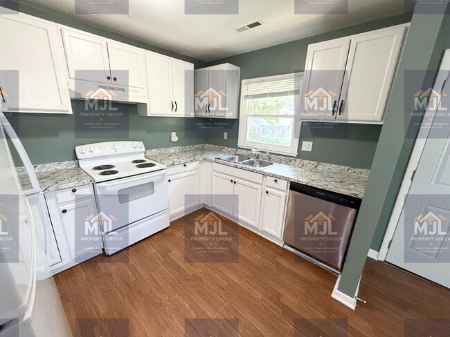 Building Photo - Spacious 3 Bedroom / 1 Bath Apartment in Sugar Creek *Ready Now*