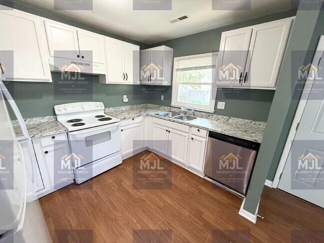 Foto del edificio - Spacious 3 Bedroom / 1 Bath Apartment in Sugar Creek *Ready Now*