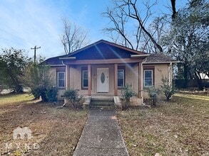 Building Photo - 2632 Shamrock Dr