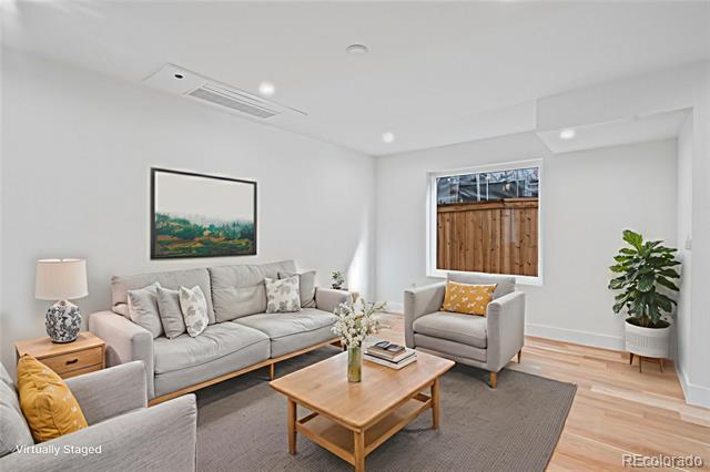 Foto del edificio - 2451 Lawrence St