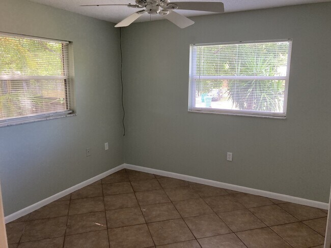 Building Photo - Conveniently located 2 bedroom, 2 bathroom...