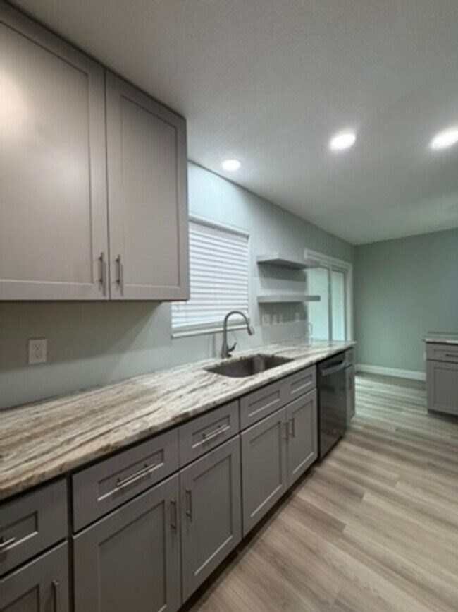 Foto del edificio - 50% OFF FIRST MONTHS RENT -- UNFURNISHED, UPDATED 3B/1.5B Home in the Heart of Ft. Walton Beach