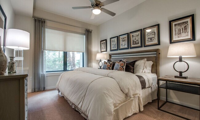 Foto del edificio - Luxury 1 Bed in Downtown – Look & Lease Sp...