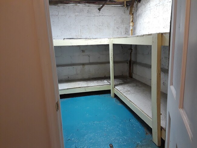 Trastero - 4563 S 1st St