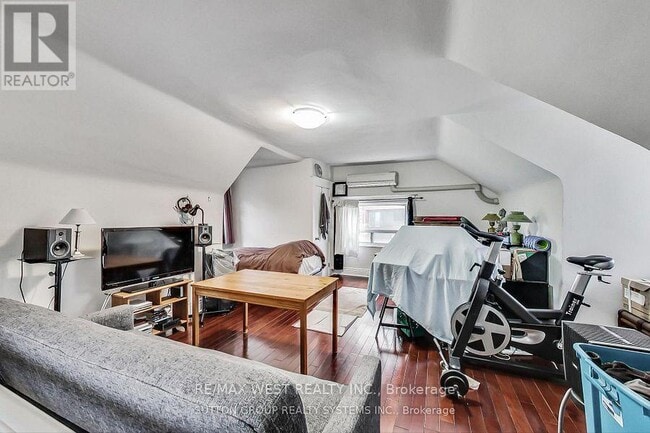 Building Photo - 328 High Park Ave