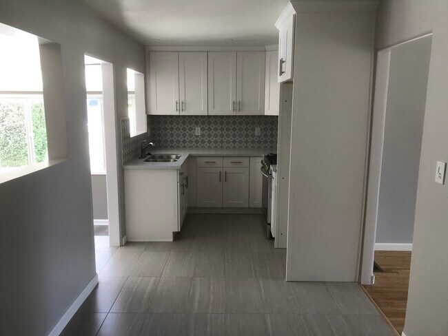 Kitchen - 325 Lincoln Ave