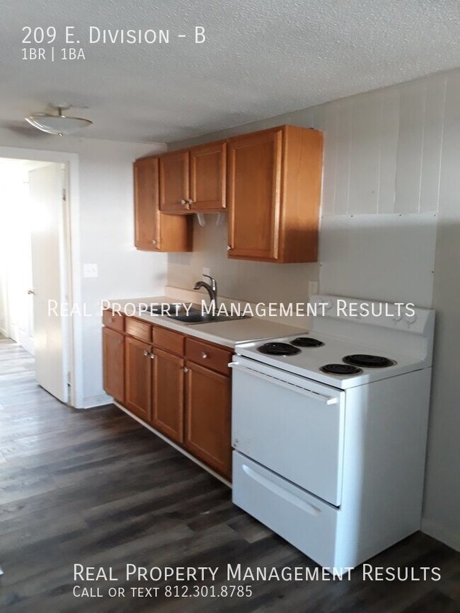 Building Photo - One Bedroom Duplex with Garage