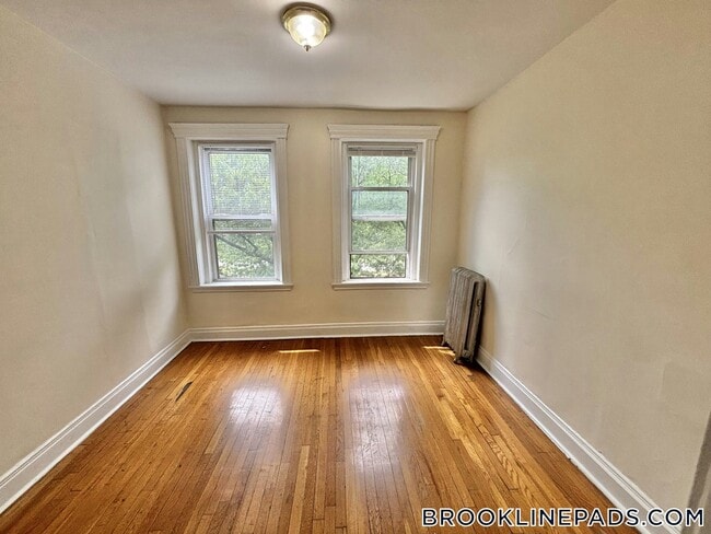 Building Photo - 352 Riverway