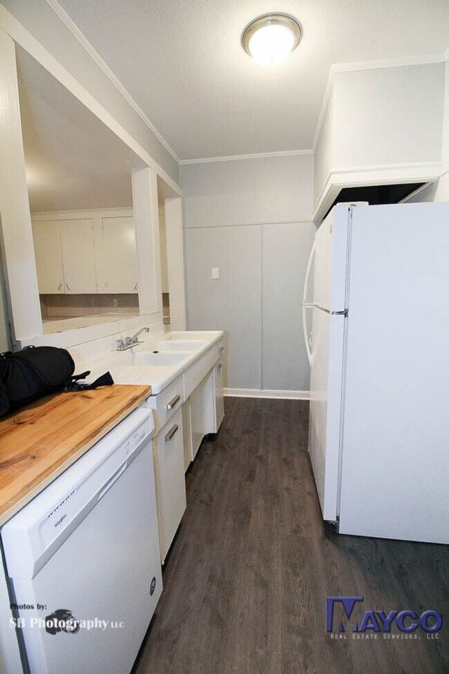 Building Photo - 1 bedroom duplex apartment in Highland!