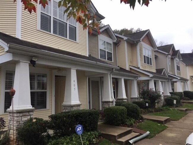Foto del edificio - Charming townhome near Percy Priest Lake