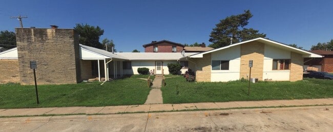 Edificio de cuatro plantas en planta baja - 4945 Walker Ave