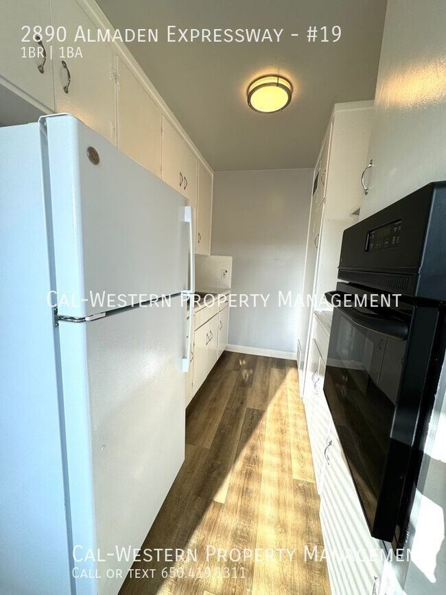 Building Photo - Spacious 1/1 upstairs apartment in Willow ...