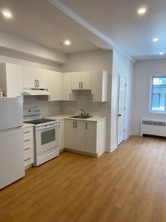 Building Photo - 5491 Av. Victoria