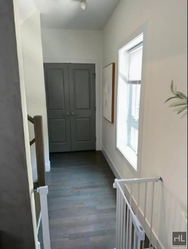 Building Photo - 4 Bed 2.5 Bath House - Ridgefield Avenue
